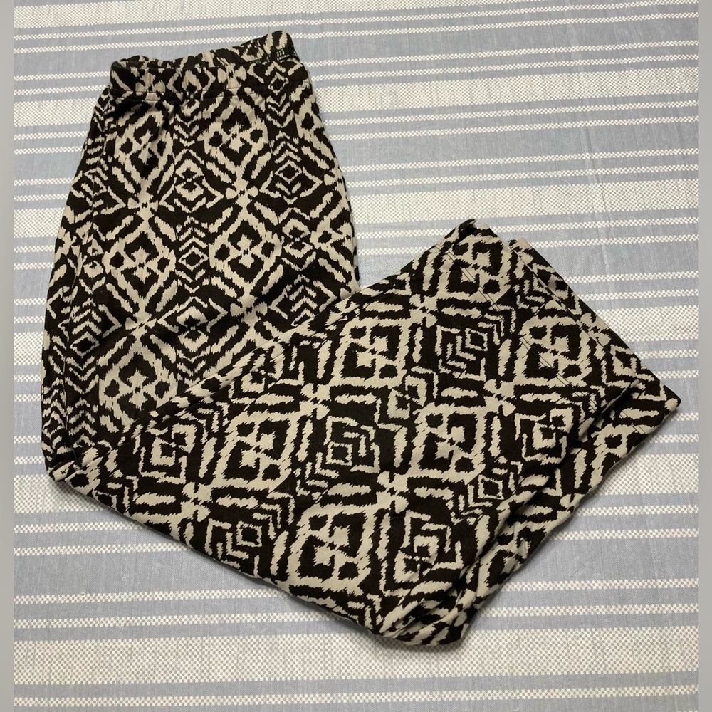 Women with Control black and gray ikat print leggings.